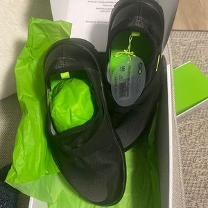 OOFOS- new in box never been worn-